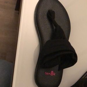 Sanuk sandals sz 2/3